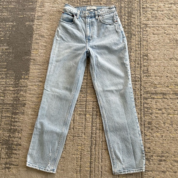 Abercrombie Curve Love Ultra High Rise 90's Straight Jean - Picture 5 of 10